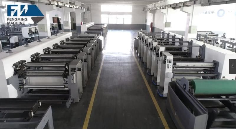 自動積載・卸載システム付きのスリーブ型フレクソ印刷機