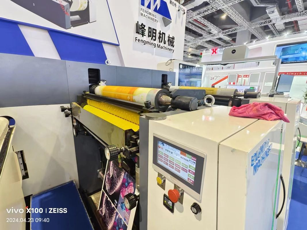 自動積載・卸載システム付きのスリーブ型フレクソ印刷機