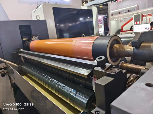 自動積載・卸載システム付きのスリーブ型フレクソ印刷機